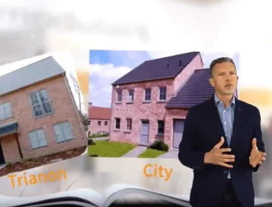 Quelqu'un qui se tient derrière une maison modulaire