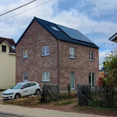 Une maison modulaire avec une voiture