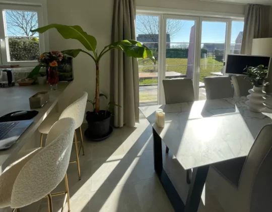 Image d'une salle à manger dans une maison modulaire