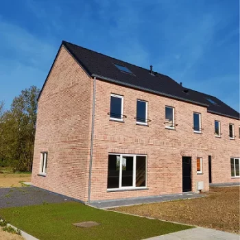 Image d'une maison clé sur porte à vendre