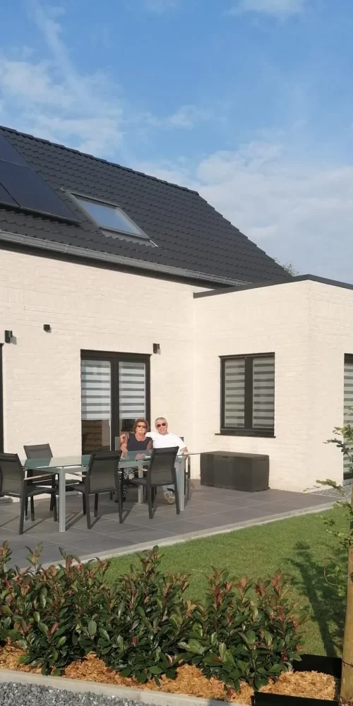 Twee personen op het terras van een modulaire woning